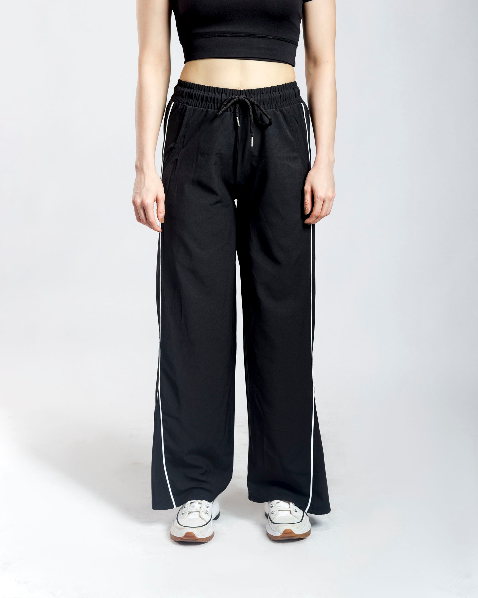 Front view Oversized cargo trousers black women Pakistan
