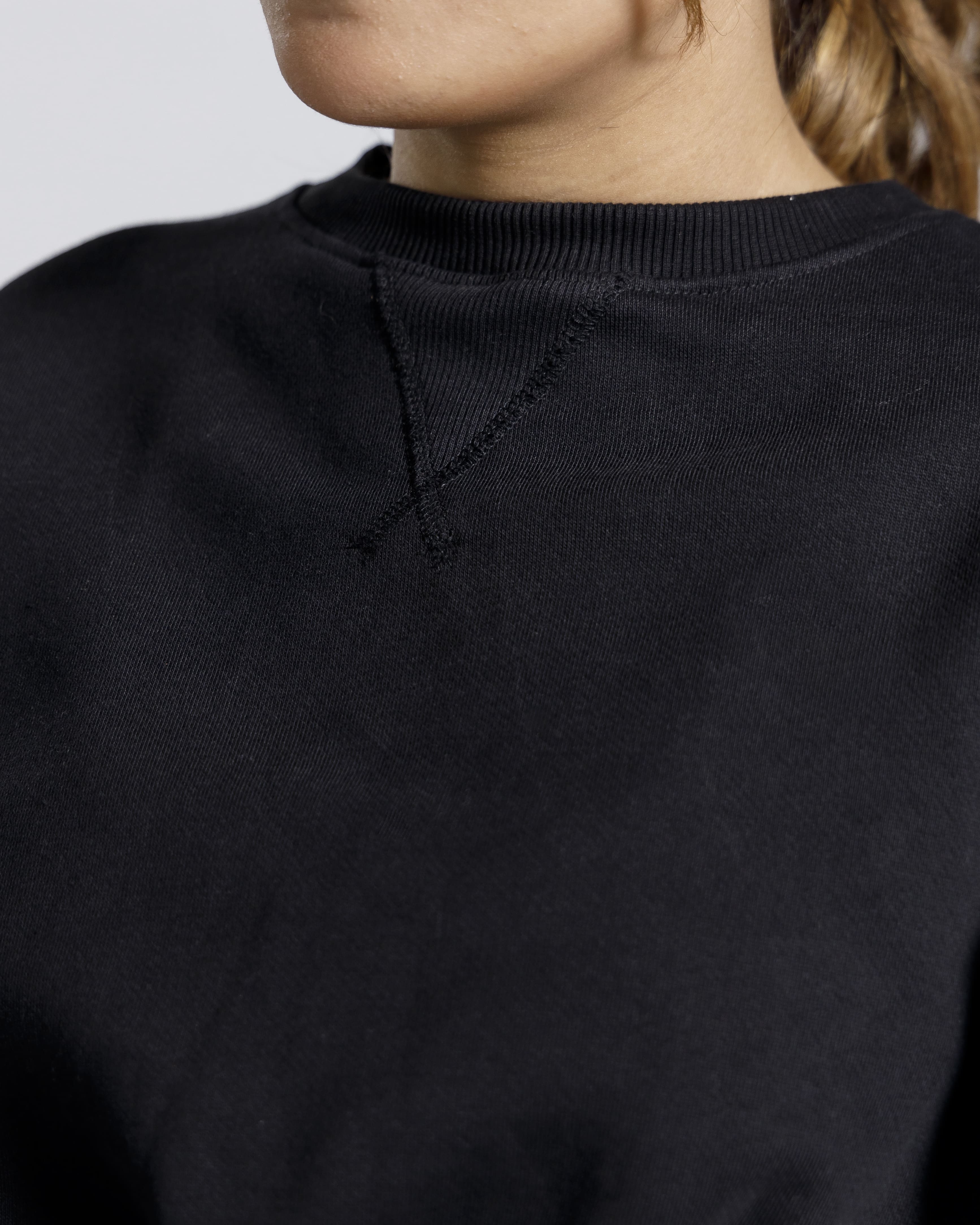 CLINCHED CROPPED SWEATSHIRT